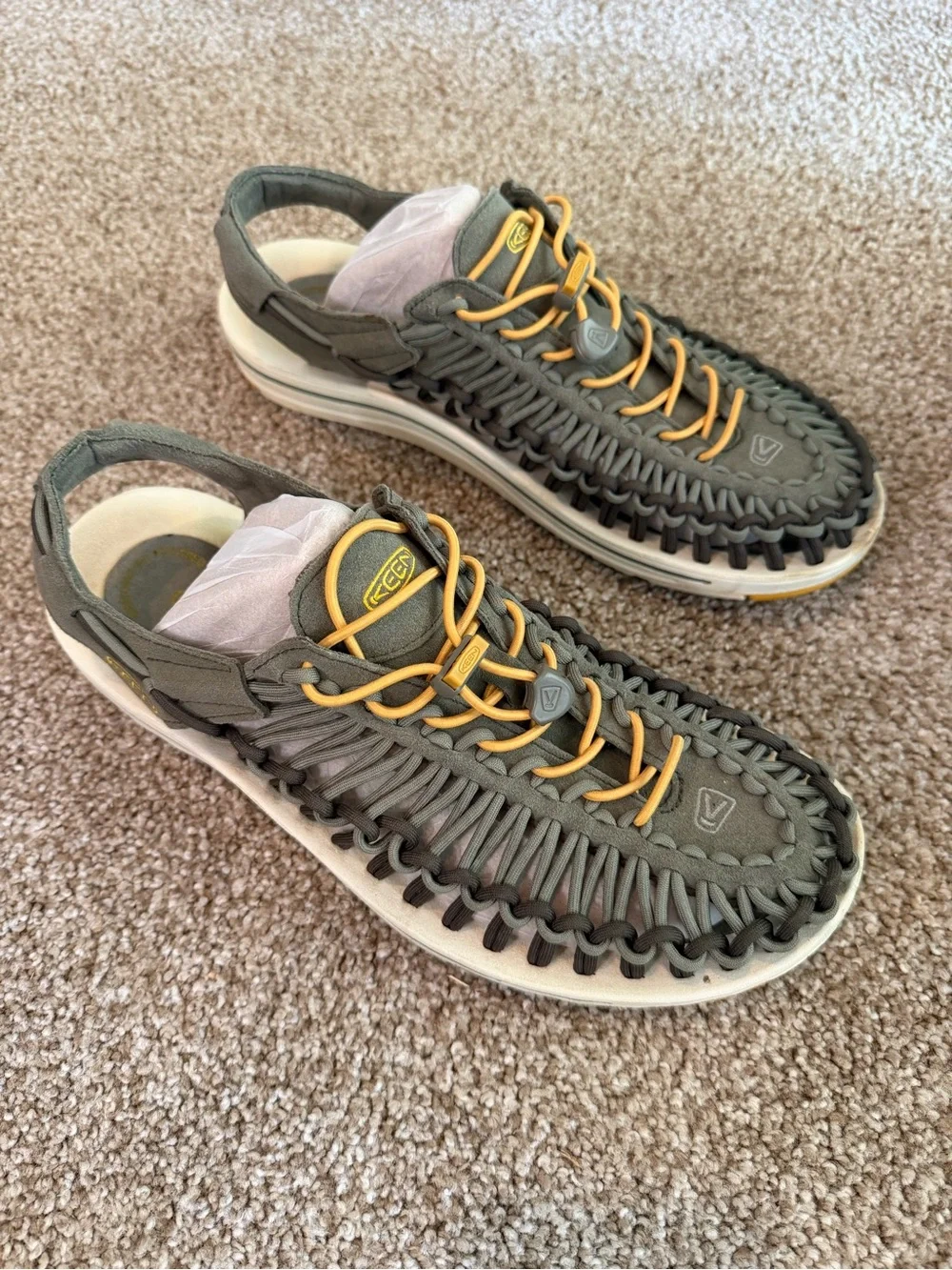 KEEN UNEEK Sandal olive and yellow. Size 11